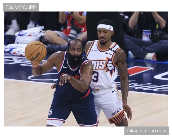 比尔突破拉开与哈登三分差距提升球队得分爆发