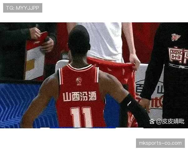 篮球规则中进攻犯规的判定标准是什么及具体判罚方式详解