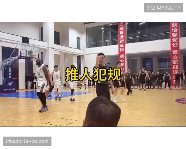 详解篮球比赛中拉人犯规的判定规则与标准 详解篮球比赛中拉人犯规的判定规则与标准